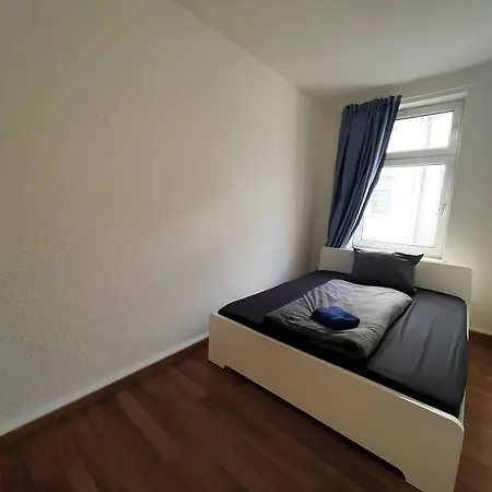 Ferienwohnung Magdeburg-sudenburg: 3 Schlafzimmer, Kueche, Bad & Balkon *