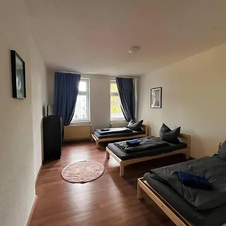 Ferienwohnung Magdeburg-sudenburg: 3 Schlafzimmer, Kueche, Bad & Balkon *