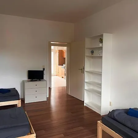 Ferienwohnung Magdeburg-sudenburg: 3 Schlafzimmer, Kueche, Bad & Balkon Apartment *