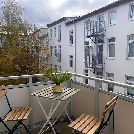 Ferienwohnung Magdeburg-sudenburg: 3 Schlafzimmer, Kueche, Bad & Balkon Apartment *