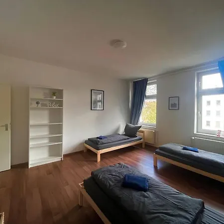Apartment Ferienwohnung Magdeburg-sudenburg: 3 Schlafzimmer, Kueche, Bad & Balkon Magdeburg